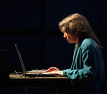 Ute Reisner, "Frau - Resonanzen" - Improvisation am Laptop, Foto ONUK - Kulturamt Karlsruhe